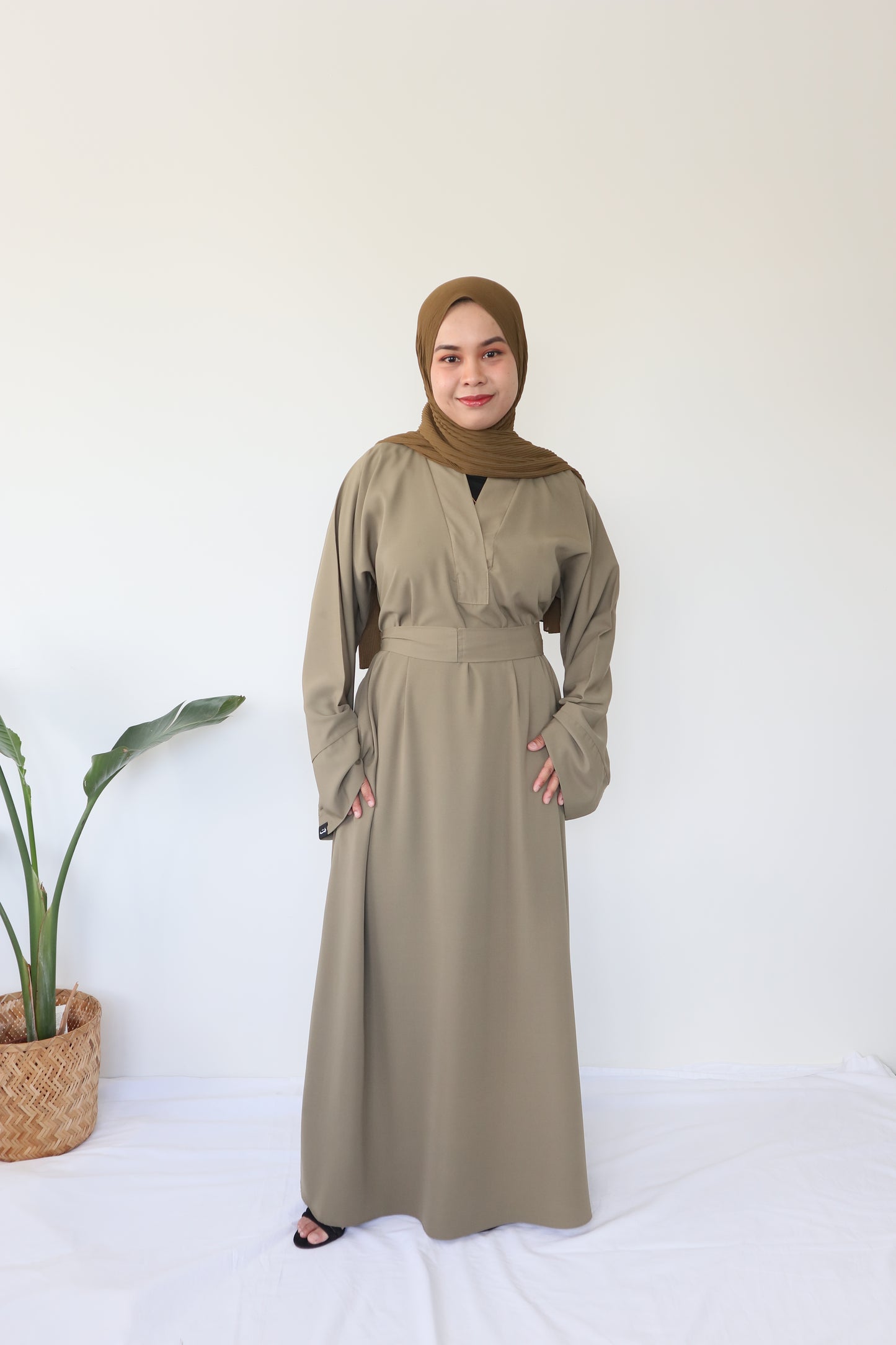 Aisha Basic Abaya - Green Fossil