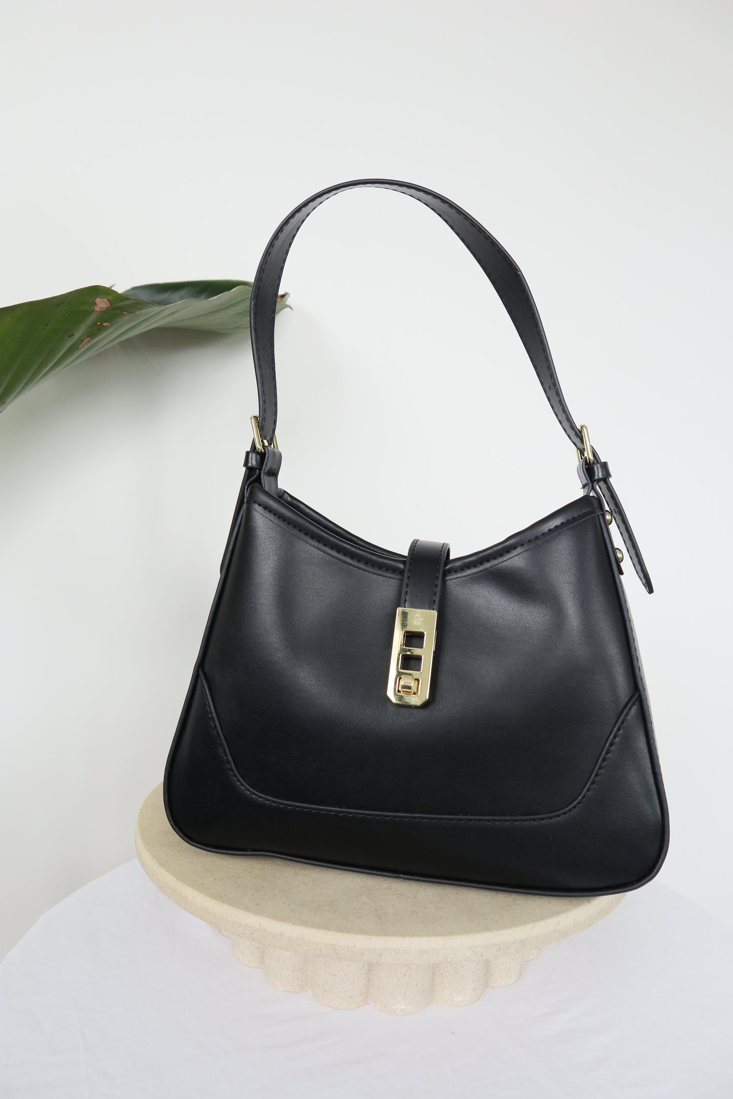 Twist lock Shoulder bag - Vegan Leather - Black