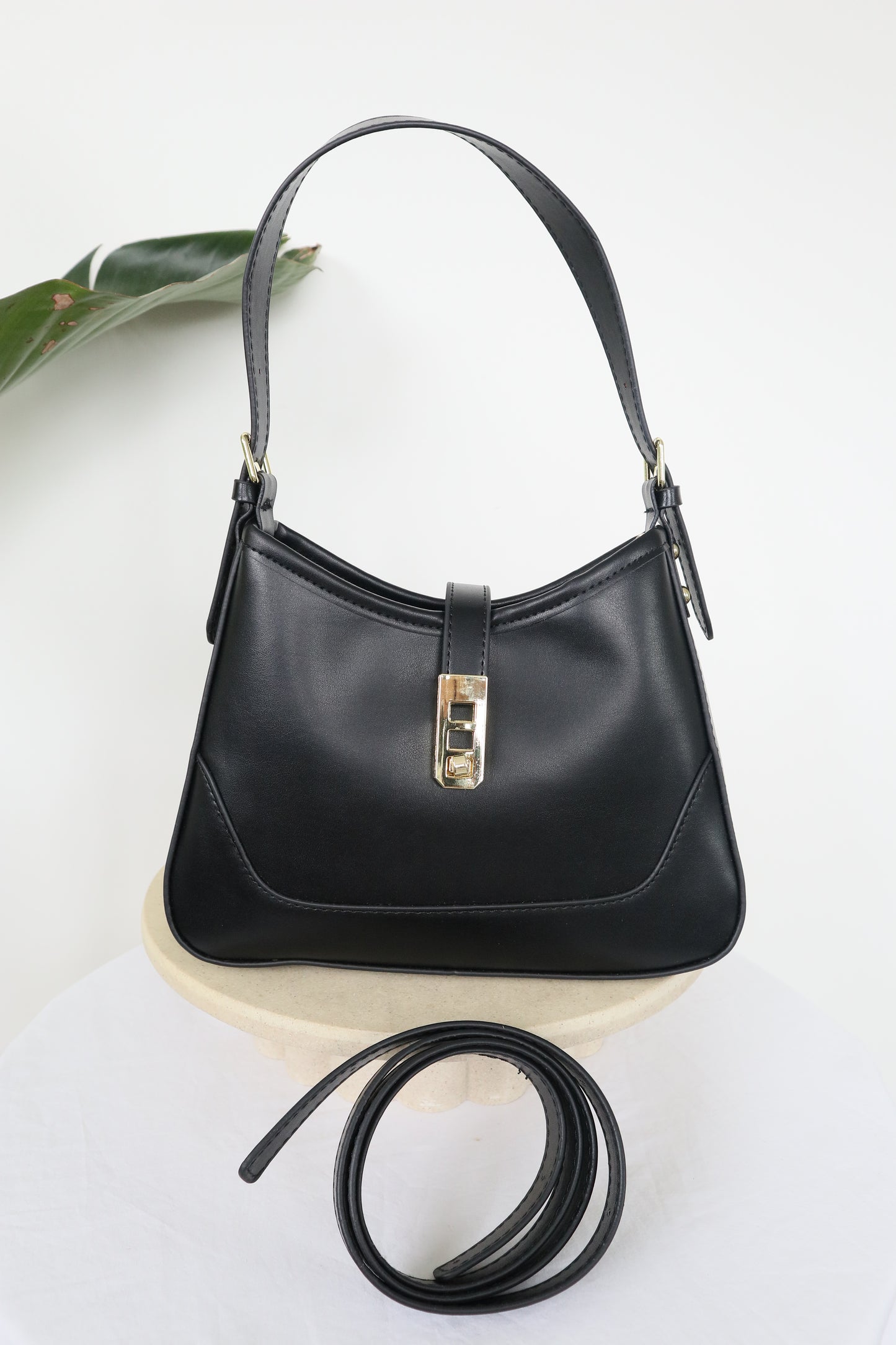 Twist lock Shoulder bag - Vegan Leather - Black