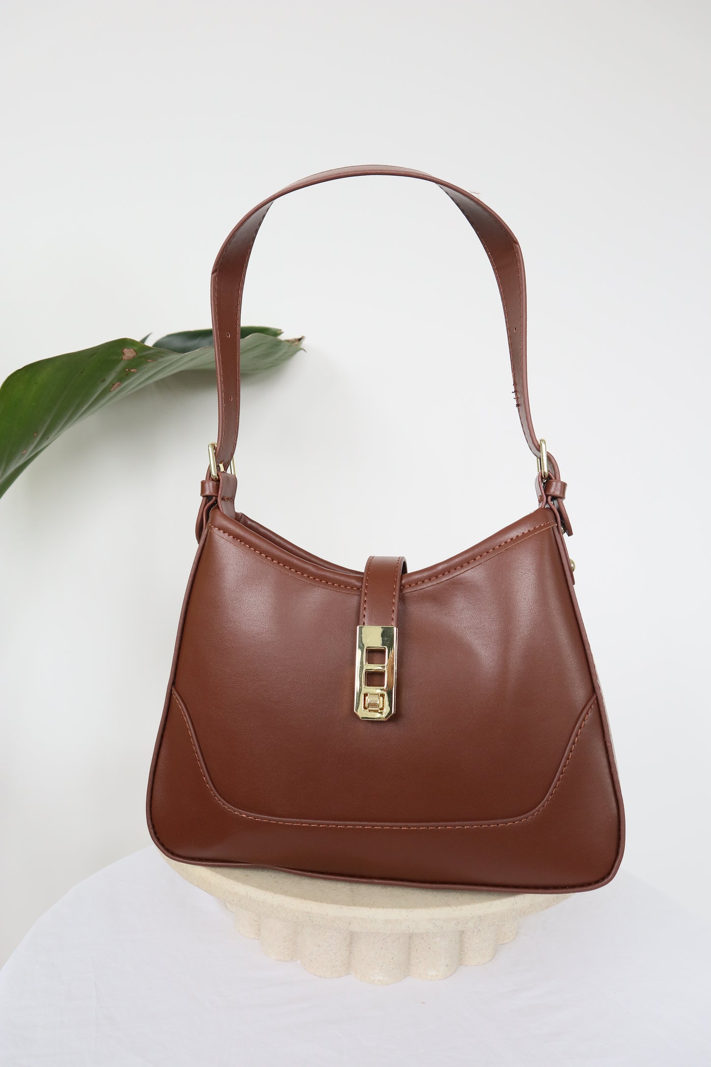 Twist lock Shoulder bag - Vegan Leather - Brown