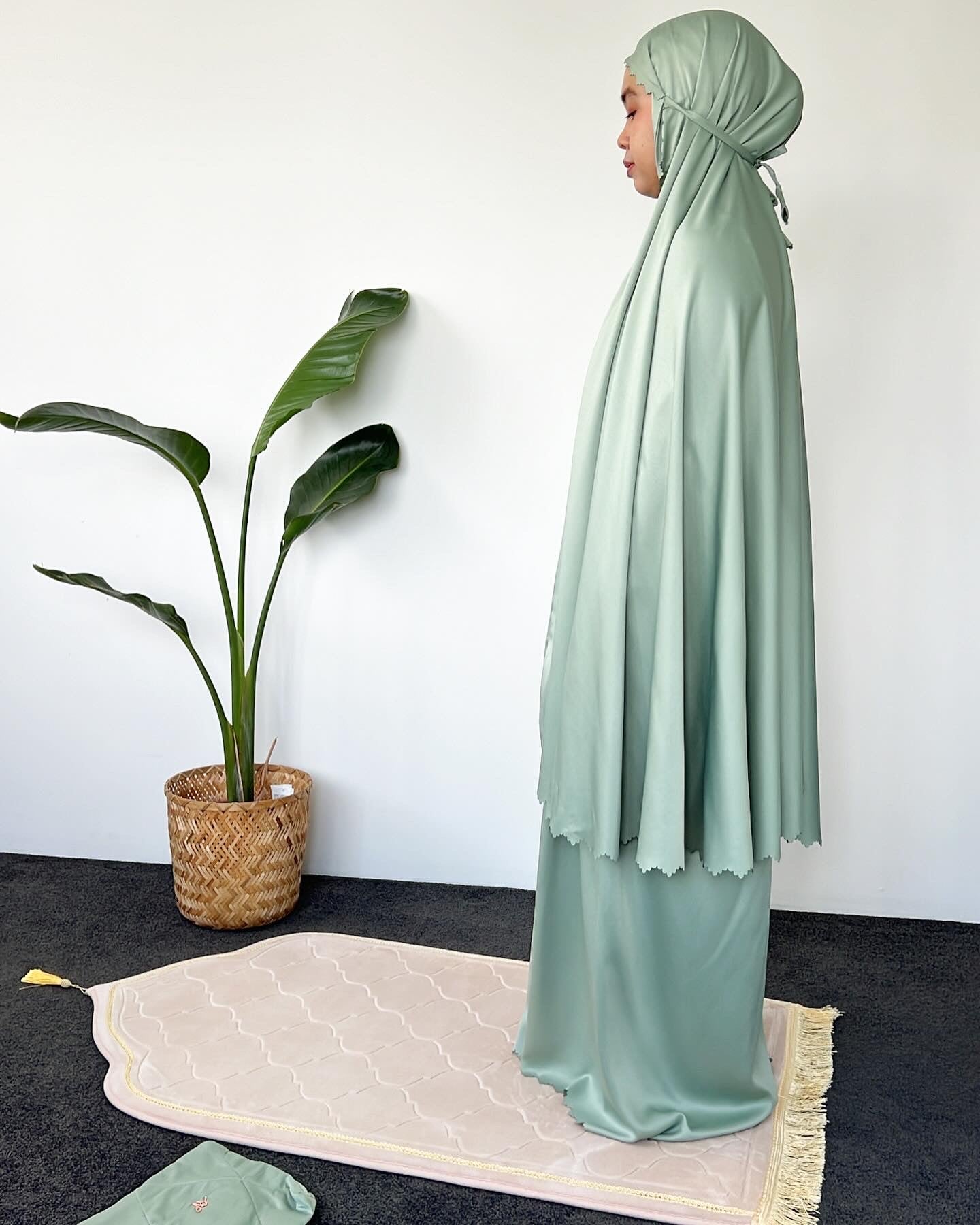 Woman Prayer Clothes - Silky Green