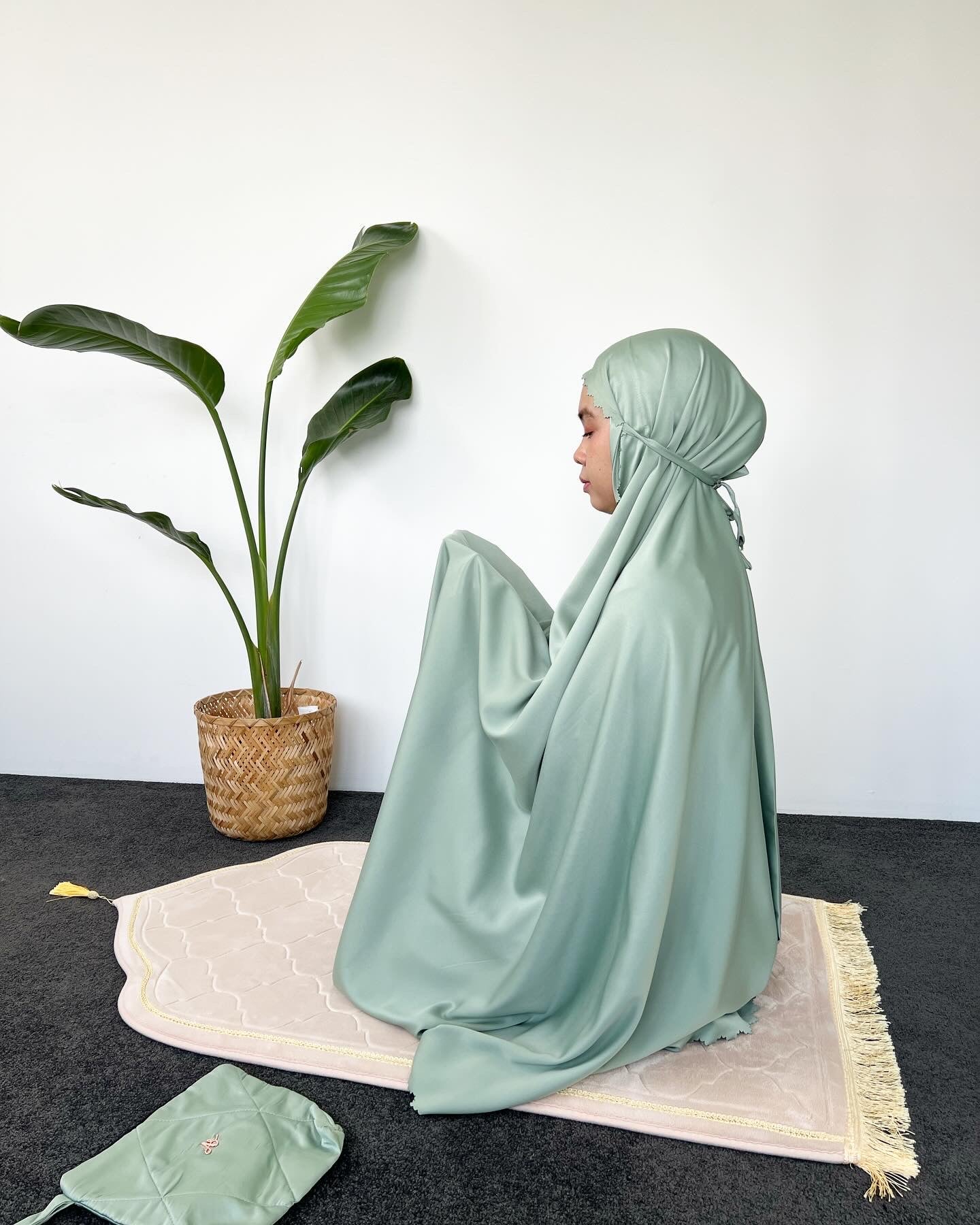 Woman Prayer Clothes - Silky Green